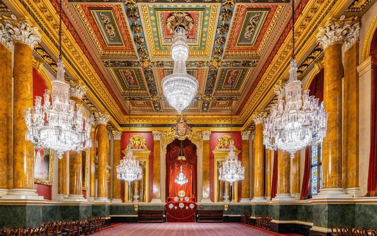 Guests at table beneath the chandeliers of a City of London livery hall during The Winter Banquet